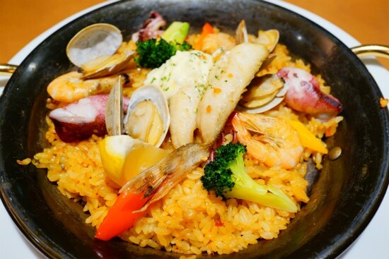 具だくさんの魚介パエリア