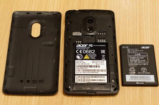 裏蓋を開けると、SIMカードを２枚挿すスロット（標準SIMとmicroSIM）、microSDメモリカードのスロットがあります。