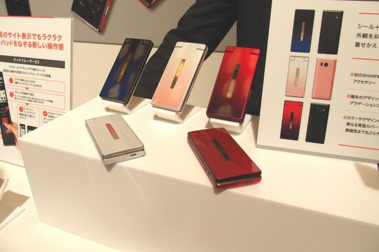 「ガラホ」と呼ばれる「AQUOS K」は、操作性はガラケーとほとんど変わらない。しかし、スマホ向けのサイトや、LINE等が安心して使える設計になっている。