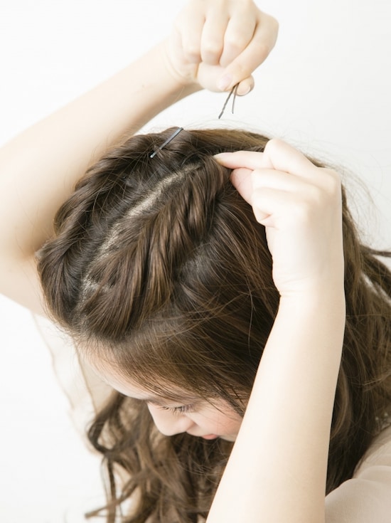 画像 7 12 ダブルツイストで姫気分 ティアラ風ダウンスタイル 結婚式 パーティーヘアアレンジ All About 画像 7 12 ダブルツイストで姫気分 ティアラ風ダウンスタイル 結婚式 パーティーヘアアレンジ All About