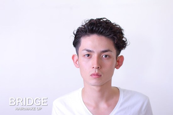 パーマで遊びを効かせたオールバック