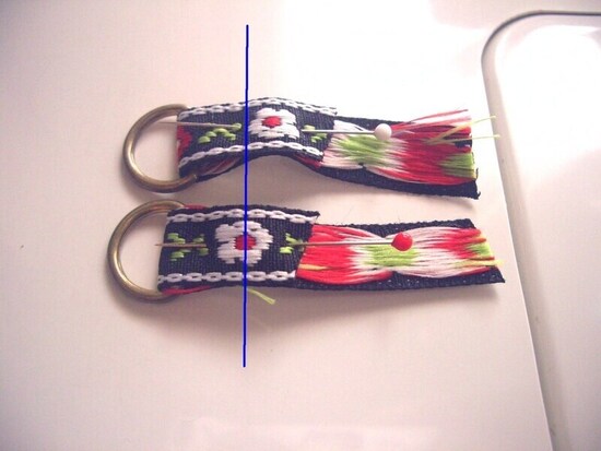 持ち手の金具をテープと合わせる