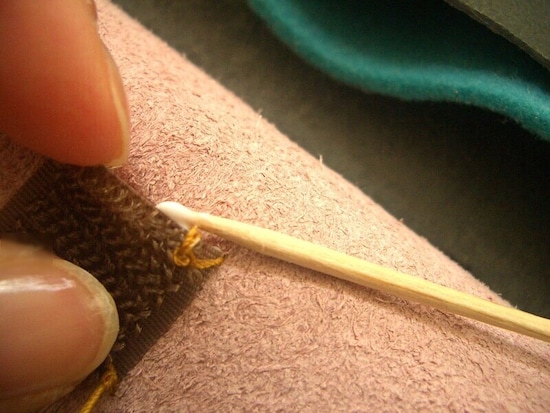 縁にボンドをつける