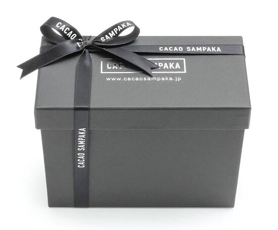 ボックスはブラックで大人っぽく