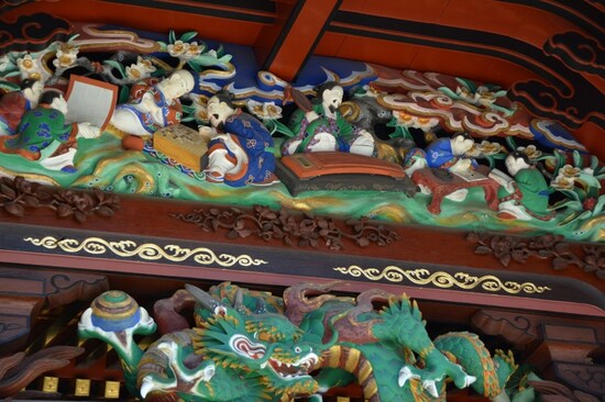 遊び心が豊かに描かれる本殿正面の琴棋書画