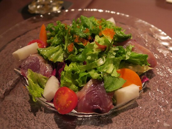 「とれたて鮮魚と旬野菜のサラダ仕立て」（780円）は、驛の食卓定番の一品。三浦松輪、子安漁港で水揚げされる魚と地元の農家の野菜を使用している