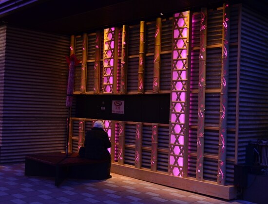 竹の装飾も桜色に染まる