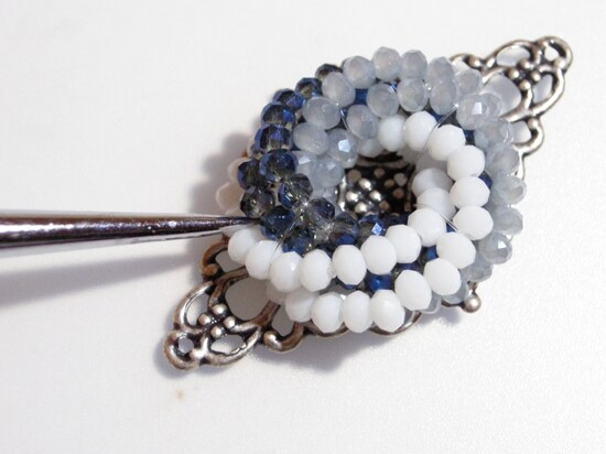 青い薔薇のクリスタルブローチ