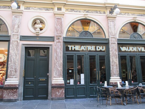 ヴォードヴィル小劇場の隣の扉が入口