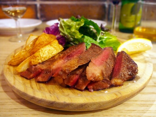 「イベリコ豚肩ロースのグリル￥1900」旨みが濃縮され、さすがの品格