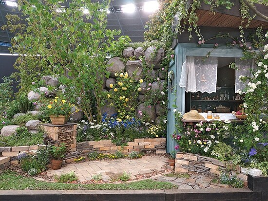 みつばちと暮らす庭