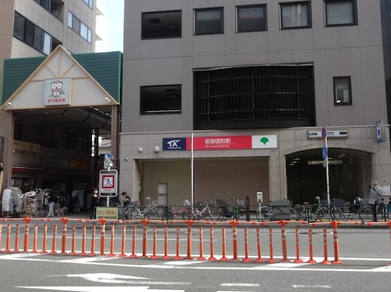 左に見えるのは佐竹商店街の入り口