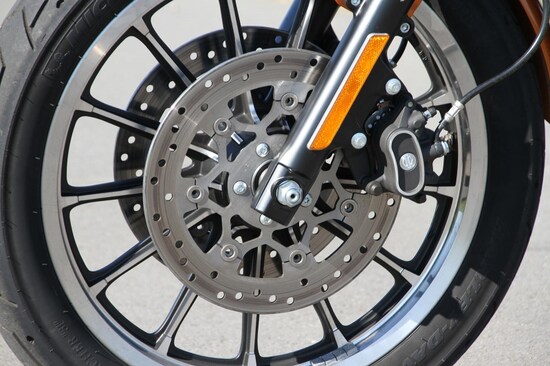 今やダブルディスク仕様のモデルはXL883Rのみ