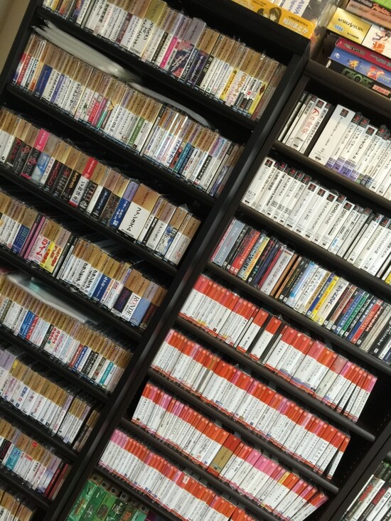 サターンとドリームキャスト、プレイステーションなどのタイトルを収納した棚。