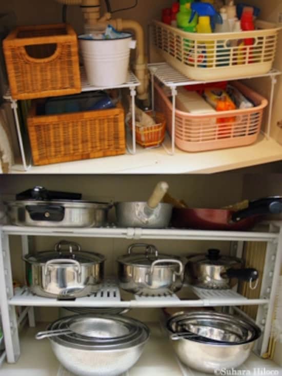 上:脚付きのラックは100円ショップで買える 下:組み立てラックはホームセンターで。工具なしですぐに作れる