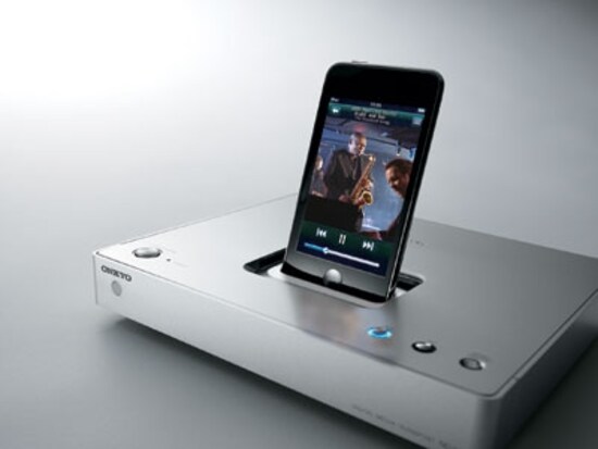iPodからデジタル音声信号を取り出せる、オンキヨーのND-S1。（iPodは別売り）