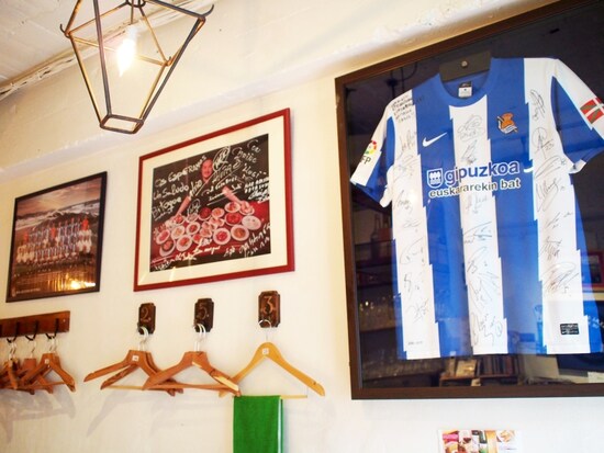 サイン入りユニフォームなど、サッカーグッズが店内のあちらこちらに