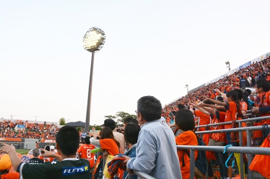 ゴール裏からせり上がるサイドスタンド