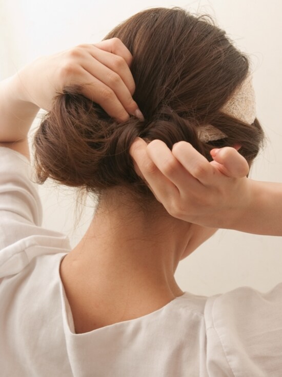 画像 10 32 大人可愛いまとめ髪 ギブソンタック ヘアバンド応用 ヘアアレンジ All About