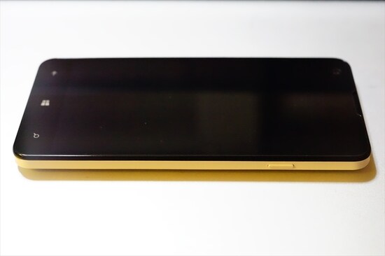 右サイドに電源ボタン