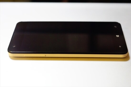 左サイドに音量ボタン