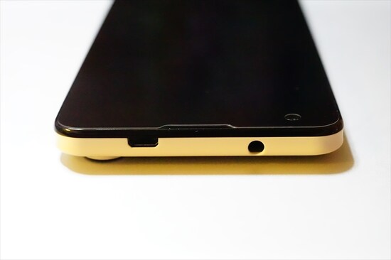 上部にmicroUSB口とヘッドフォン口