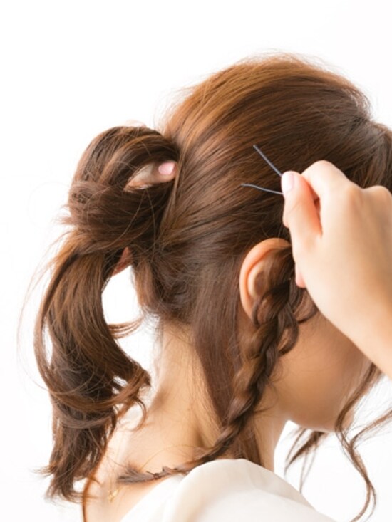 ひとつに結んで毛先をおだんごに