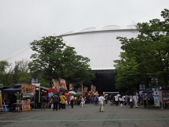 様々なショップで溢れる西武ドーム広場