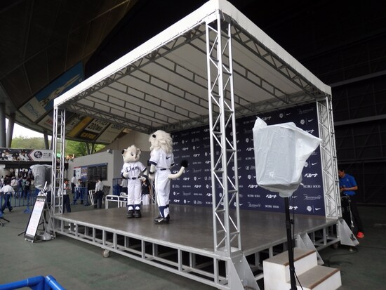 マスコットキャラクター「レオ」、「ライナ」のパーフォーマンス