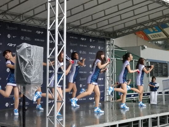 ダンスチーム「ブルーレジェンズ」のパーフォーマンス