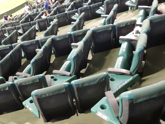 ネット裏ロイヤルシートの革張りシートはファーストクラスなみ