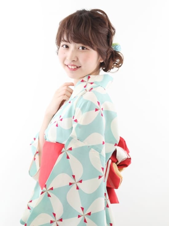 画像 11 11 ミディアム浴衣 ゆるカールがキュートなまとめ髪 浴衣ヘアアレンジ All About