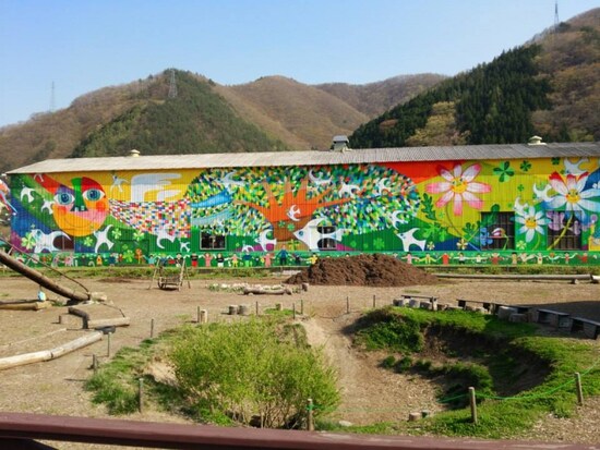 鮮やかな巨大壁画が目につきます（写真提供：創作農家こすもす）