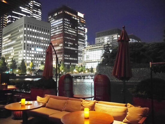 夜景が目の前のテラス席
