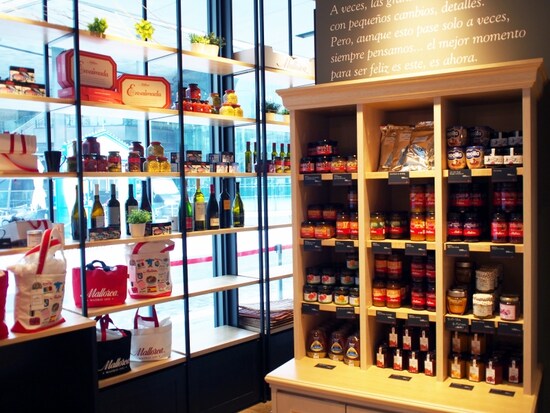 珍しい缶詰やジャムが並ぶシーズナルブース