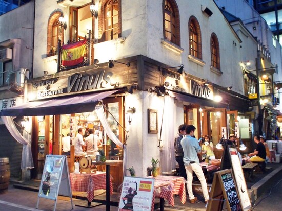 通りに面した開放的な店構え