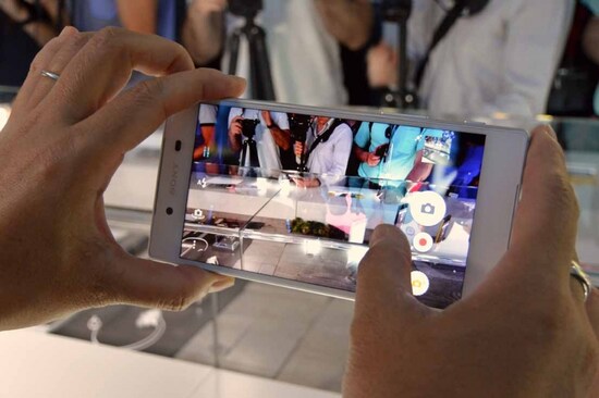 高速AFに加えて、明るさや色温度の調整が簡単にできたり、ズームの拡大率がわかりやすくなったりと、細かい変更が加えられています。