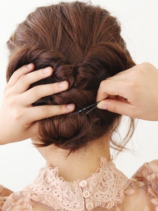 画像 11 12 ミディアムヘア クラシカルなねじりシニヨンアレンジ 結婚式 パーティーヘアアレンジ All About