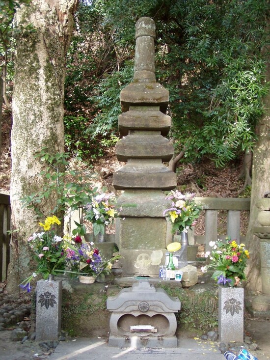 源頼朝公の墓