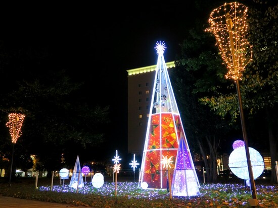 運河パークには、宇宙をイメージしたオブジェが登場（2015年11月11日撮影）