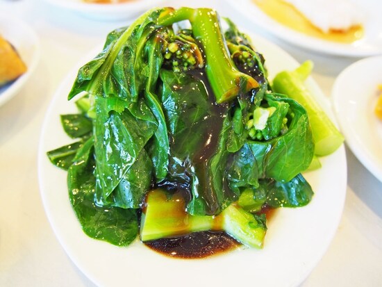 ワゴンで湯通ししてくれる中国青菜はシャキシャキの歯ごたえ