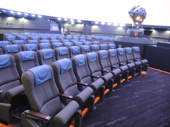 映像はふつうのリクライニングで鑑賞。想像以上にリクライニングするので快適。