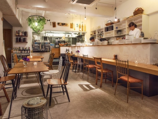 アンティーク家具や若手建築家のデザインした椅子をとり混ぜて。