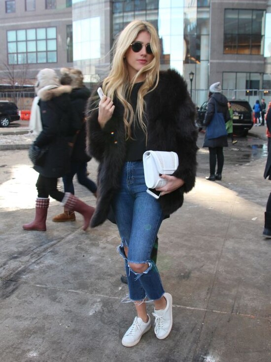 ファーコート×白クラッチでクラス感アップ　(c)Rie Miyata