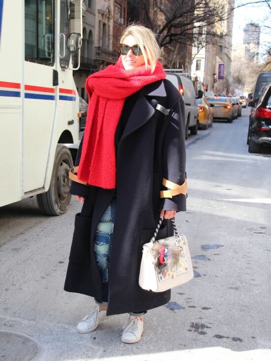 赤のマフラーを着こなしのアクセントに　(c)Rie Miyata