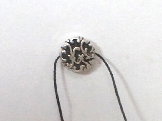 このビーズが留め具になります。