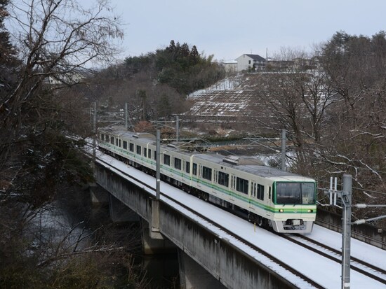 黒松駅付近のため池を渡る電車