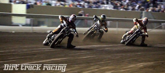 アメリカで人気のモータースポーツ［ダートトラックレース］の模様