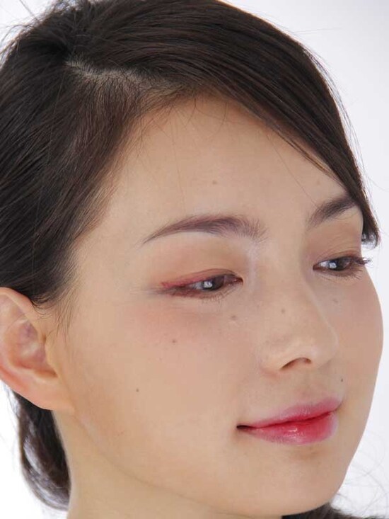 画像 4 5 赤アイシャドウが似合わない おすすめメイク方法 メイク メイクアップ All About 画像 4 5 赤アイシャドウが似合わない おすすめメイク方法 メイク メイクアップ All About