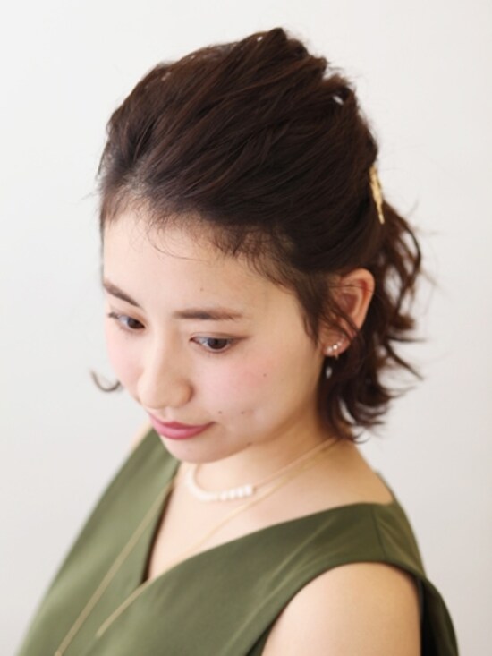 手ぐしでざっくりと集め、毛のうねりを活かして